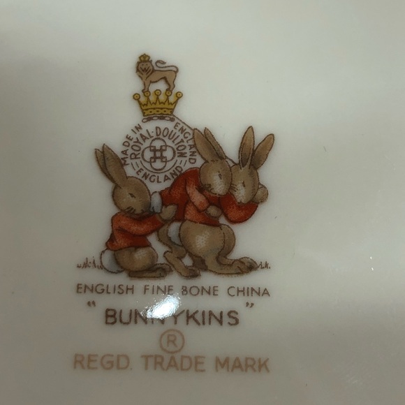 Vintage Bunnykins 2 Handled Mug family in boat and bunny in rain with crab - Picture 12 of 12